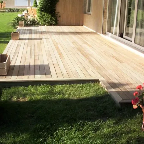 Çim Üstü Ahşap Dek Platformu — Ahşap Dek ve Teras