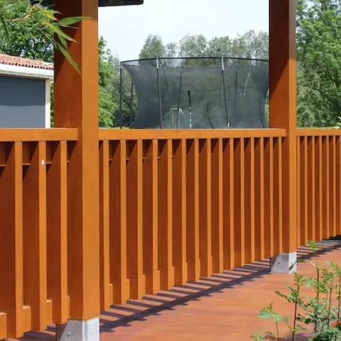 Dikey Çıtalı Ahşap Balkon Korkuluğu — Ahşap Çit ve Seperatörler