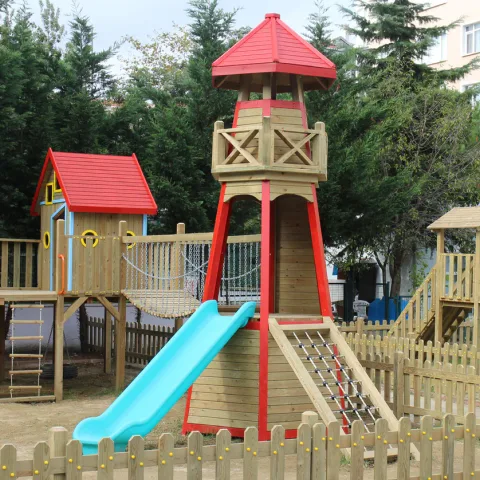 Deniz Fenerli Çok Kuleli Ahşap Çocuk Oyun Parkı — Ahşap Oyun Parkları