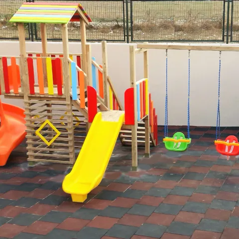 Çatılı Çok Etkinlikli Ahşap Oyun Parkı — Ahşap Oyun Parkları