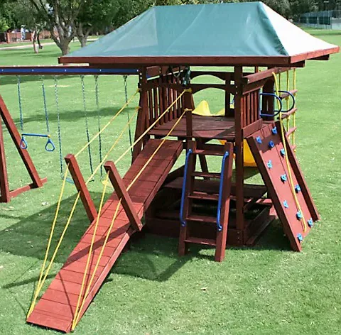 Gölgelikli Tırmanma Rampalı Ahşap Oyun Parkı — Ahşap Oyun Parkları