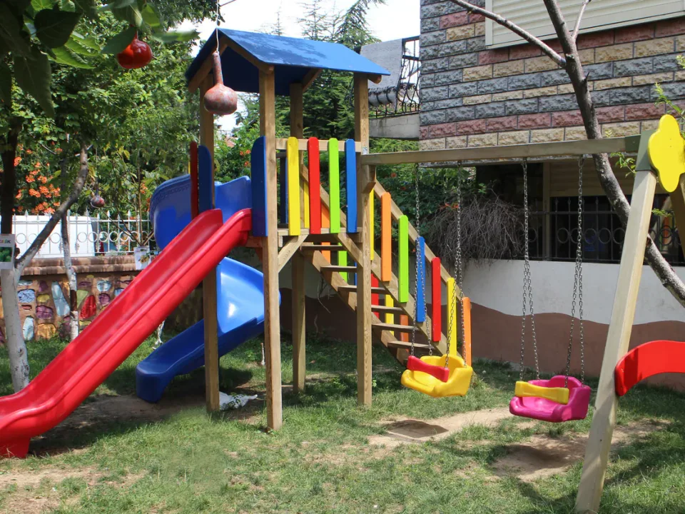 Salıncaklı Çift Kaydıraklı Kompakt Ahşap Oyun Parkı — Ürün