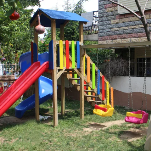 Salıncaklı Çift Kaydıraklı Kompakt Ahşap Oyun Parkı — Ahşap Oyun Parkları