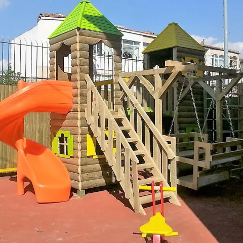 Kütük Ev Temalı Çift Kuleli Ahşap Oyun Parkı — Ahşap Oyun Parkları