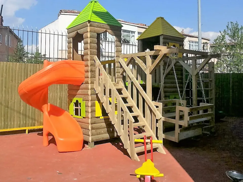 Kütük Ev Temalı Çift Kuleli Ahşap Oyun Parkı — Ürün