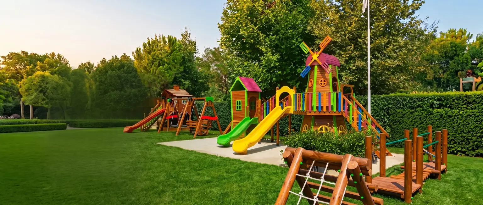Yeşil bahçede renkli ahşap anaokulu oyun parkı