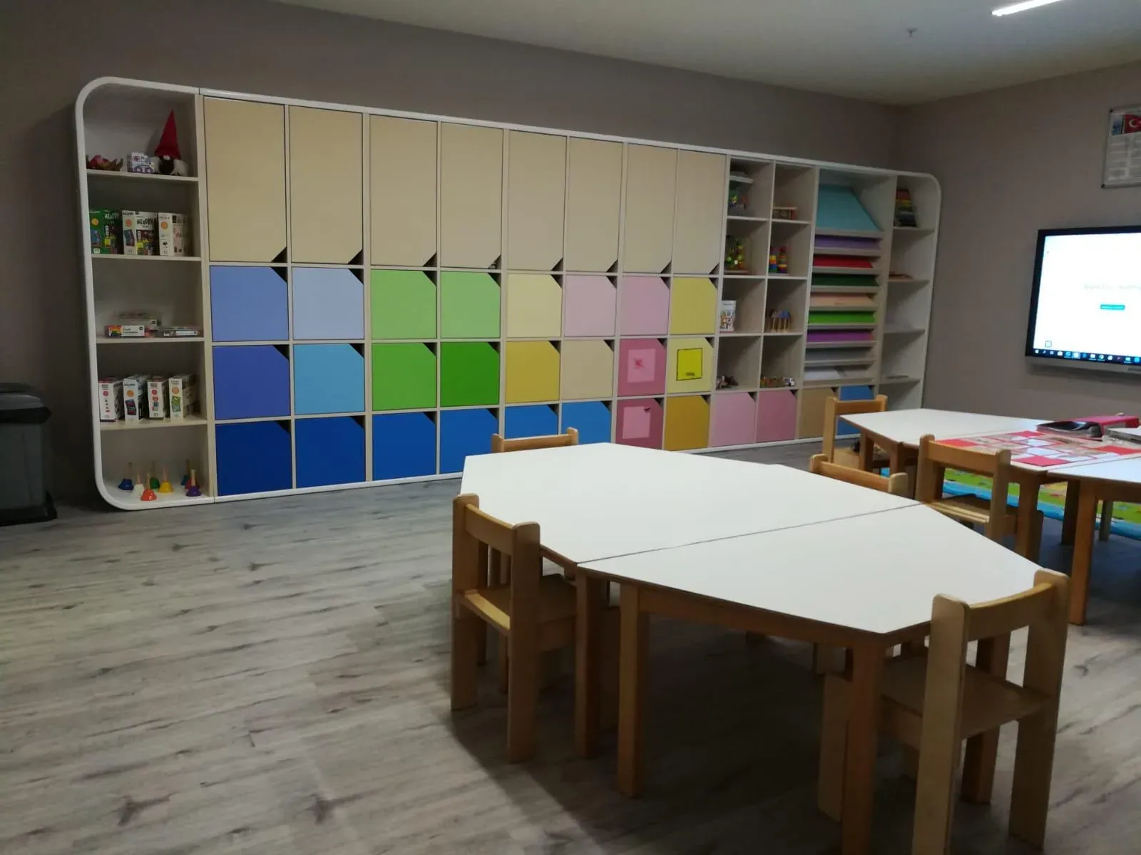 Boydan boya renkli dolap ünitesi, kitap rafları ve anaokulu masa grubu